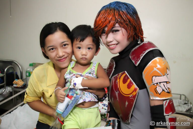 Cosplayers and Costumers Bring Early Christmas to Children of East Ave MC_0001