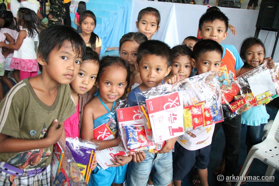 cosplayer-bring-early-christmas-to-mangyan-children-of-mindoro_0108